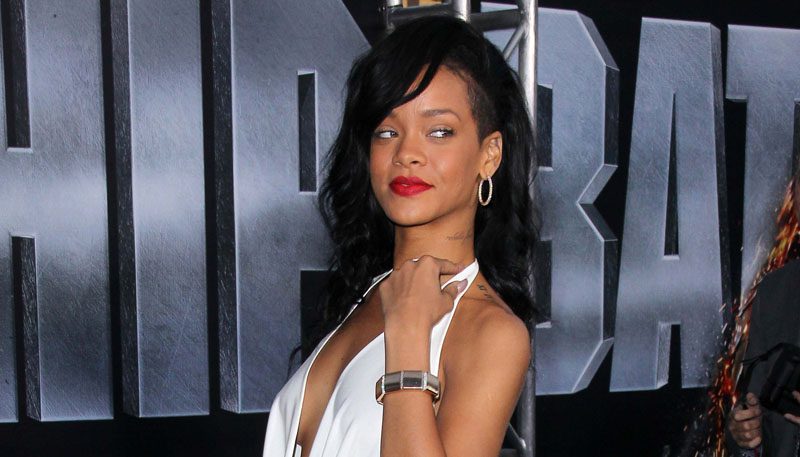 Rihanna - Rihanna desata polémica al aparecer vestida de monja 