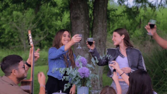 Yami Safdie y Soledad tienen la canción perfecta para salir de la “friendzone”