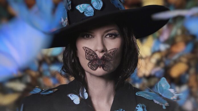 Laura Pausini activa su modo rockero en “Mariposa tecknicolor”